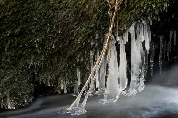 ストリーム上の氷の形成 — ストック写真