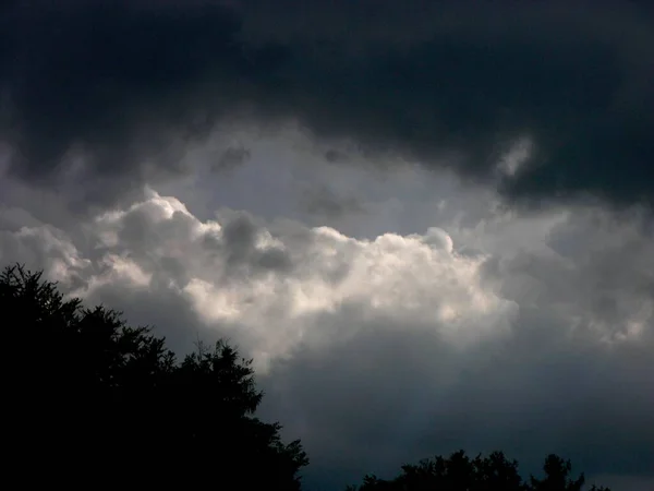 Kauniit Pilvet Taivaalla Luonnon Taustalla — kuvapankkivalokuva