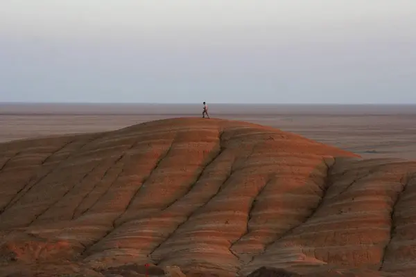 Lone Tourist Climbs Hill Kavir Desert Iran Asia — Stock Photo, Image