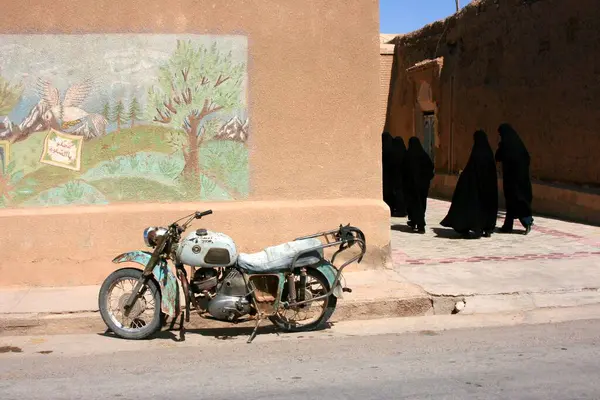 Old Motorbike Front Mosque Jandaq Woman Worship Background Iran Asia — Stock Photo, Image