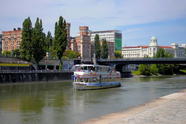 Austria Wiedeń Dopływ Dunaju Most Augarten Rejs Rzeczny Statek Statek — Zdjęcie stockowe