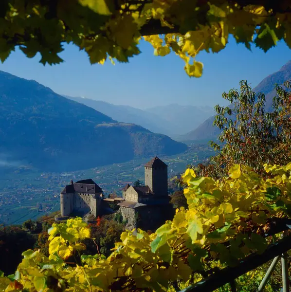 秋にメリノ近くのティロル城 ヴィンシュガウ渓谷 南チロル イタリア ヨーロッパの景色を望む — ストック写真