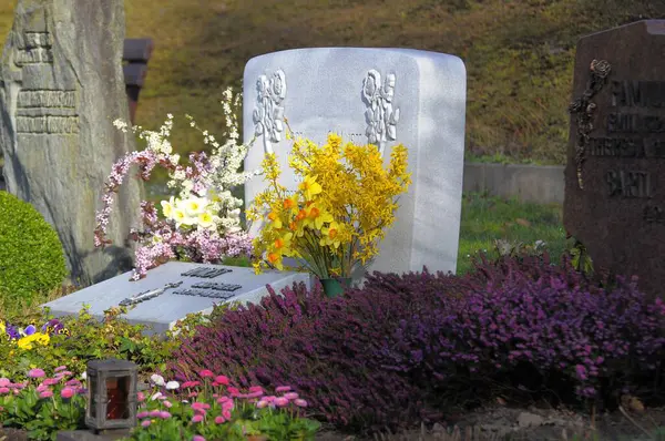 Hroby Lesním Hřbitově Maulbronn Hrob Zdobený Květinami — Stock fotografie