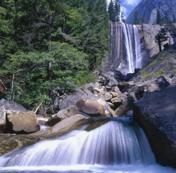 Vernal Waterfall Εθνικό Πάρκο Γιοσέμιτι Καλιφόρνια Ηπα Βόρεια Αμερική — Φωτογραφία Αρχείου
