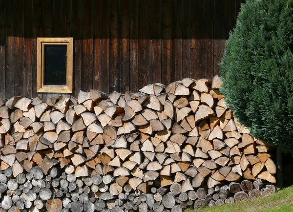 Brennholz Vor Der Hütte — Stockfoto
