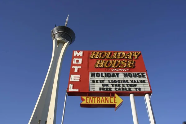ラスベガスのモーテルの広告 バックグラウンドのストラトスフィアタワー アメリカ 北アメリカ — ストック写真