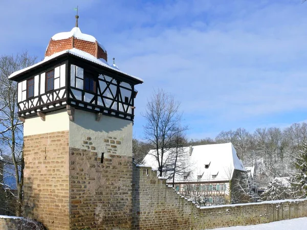 Dziedziniec Klasztoru Faust Tower Kościół Klasztorny Maulbronn Klasztor Śniegiem Zimie — Zdjęcie stockowe