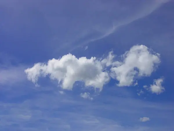 Weiße Wolken Mit Blauem Himmel Auf Dem Hintergrund — Stockfoto