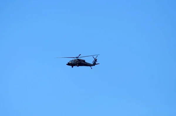 Militär Hubschrauber Blauen Himmel — Stockfoto
