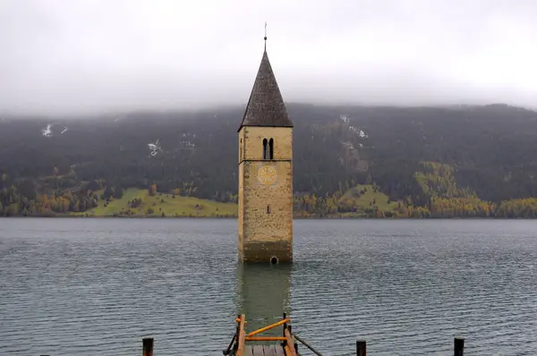 Austria Reschensee Con Torre Della Chiesa Acqua Autunno Con Maltempo — Foto Stock