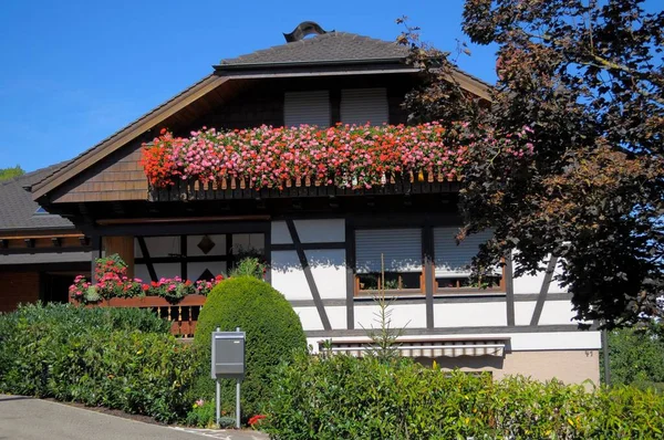 Einfamilienhaus Mit Verkrüppeltem Walmdach Balkon Mit Geranien — Stockfoto