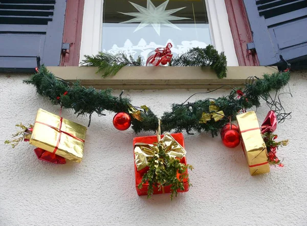 Karácsonyi Csomagok Ablakon Kívül — Stock Fotó