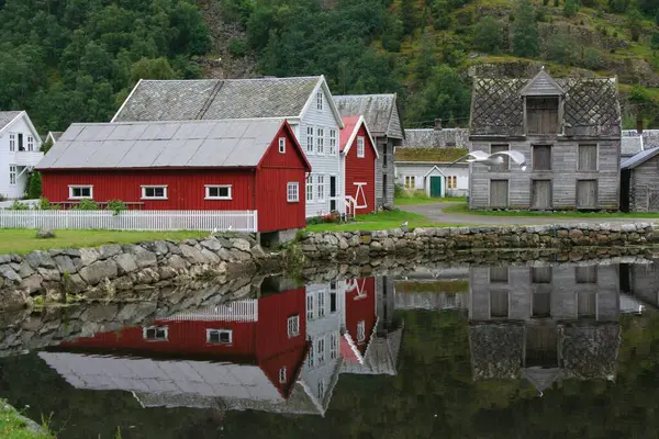 Régi Épületek Tükröződnek Egy Csatornában Laerdalsoyriben Norvégiában Európában — Stock Fotó