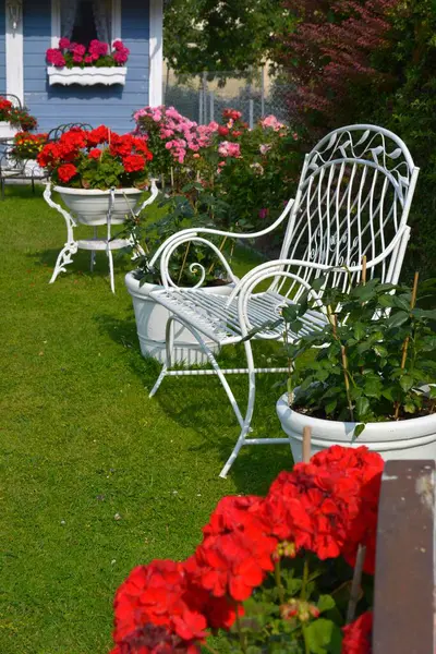 White Bench Garden — Stock Photo, Image