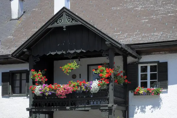 オーストリア アッテルゼ 木製バルコニー 様々な花と — ストック写真