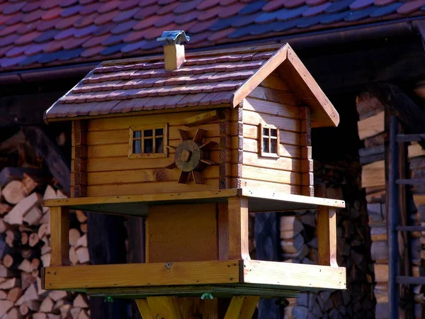 Casa Pássaro Grande Madeira Casa Pequena Pássaro — Fotografia de Stock