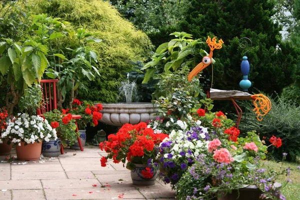 Terrasse Fleurie Avec Oiseau Dans Verdure Fontaine — Photo