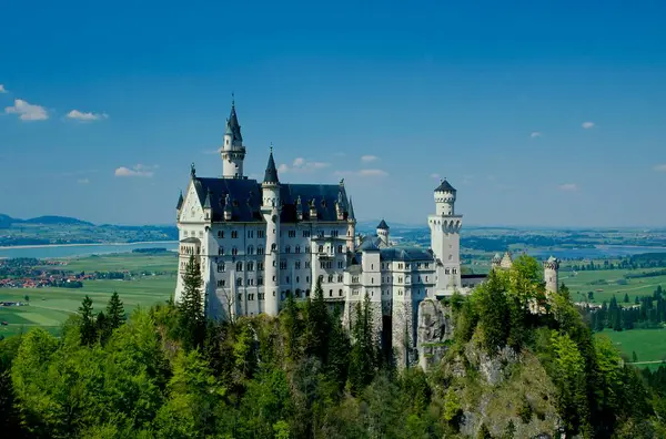 童话城堡新斯旺斯坦 背景中的福根西 巴伐利亚的路德维希二世 弗森附近的施旺高 阿尔古阿尔卑斯山 德国巴伐利亚 童话城堡新天鹅石 背景中的福根西 巴伐利亚的路德维希二世 天鹅的脚区 — 图库照片