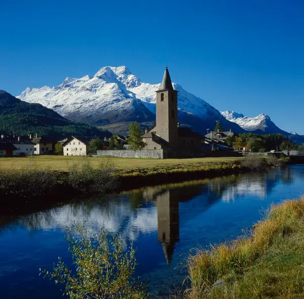 スイス ヨーロッパの左側にあるピッツ マルグナと共にアッパー エンガディンのシルス バスティアにある古い教会 — ストック写真
