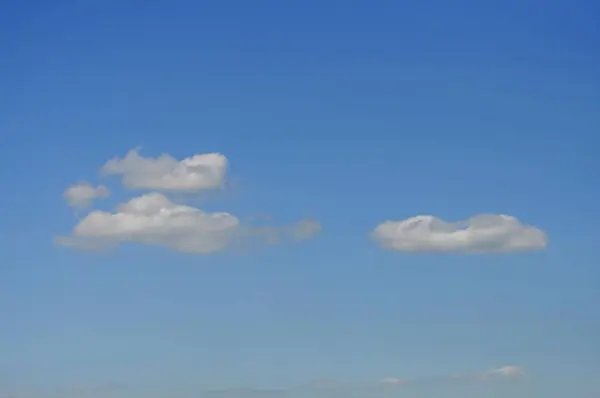 Arka Planda Mavi Gökyüzü Olan Beyaz Bulutlar — Stok fotoğraf