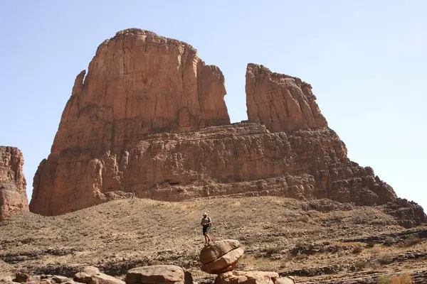 Excursionista Comprueba Estabilidad Una Roca Frente Lado Mano Fátima Frente — Foto de Stock