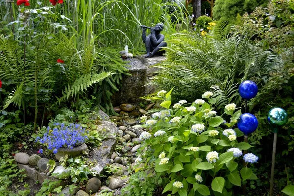 Black Garden Figurine Transverse Flute Hydrangeas Blooming Garden Stream — Stock Photo, Image