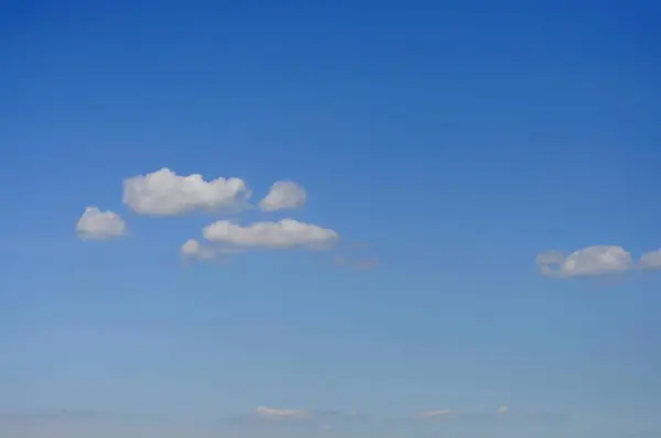 Nuvens Brancas Com Céu Azul Fundo — Fotografia de Stock