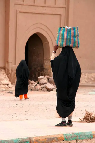 Zasłonięta Kobieta Małej Pustynnej Wiosce Niedaleko Erfoud Maroko — Zdjęcie stockowe