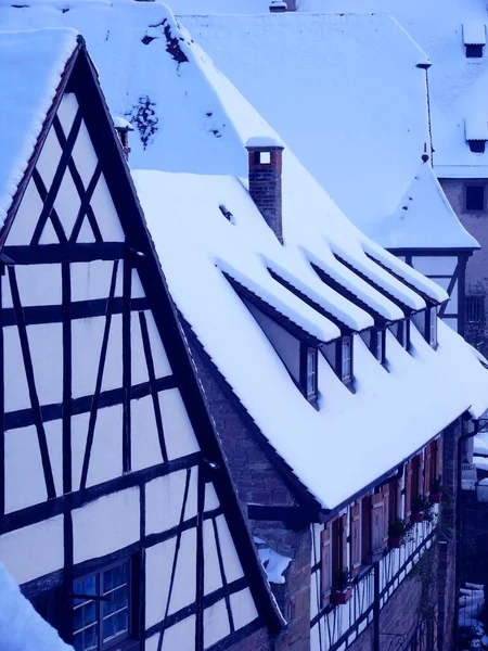 Крыши Общежития Люки Крыши Снегом Монастырский Двор Maulbronn Монастырь Снегом — стоковое фото