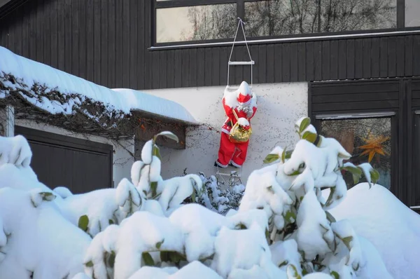 Umělý Otec Vánoce Sněhem Lezení Dům — Stock fotografie