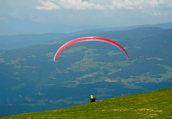 Güney Tyrol Daki Schlern Bölgesi Alpe Siusi Paraşütçüler Kalkışta — Stok fotoğraf