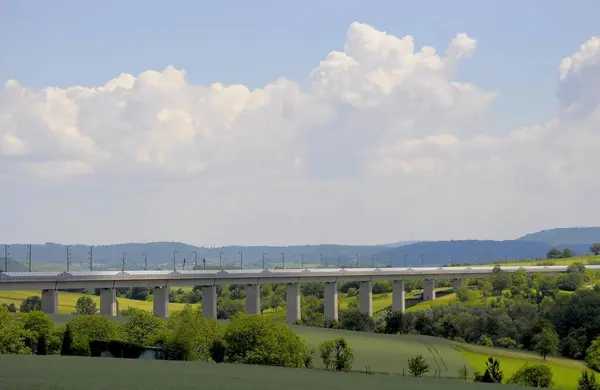 Ice Schnellbahnstrecke Kraichgau Bei Bretten Eisenbahnbrücke Mit Zug Schnellbahnstrecke Stuttgart — Stockfoto