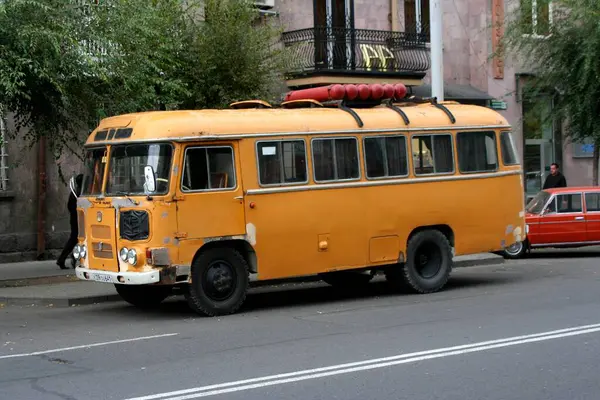 Ένα Παλιό Ρωσικό Λεωφορείο Που Τρέχει Φυσικό Αέριο Στους Δρόμους — Φωτογραφία Αρχείου