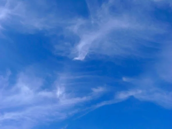Nubes Blancas Con Cielo Azul Sobre Fondo — Foto de Stock