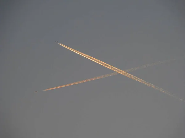 Gökyüzünden Jet Geçiyor — Stok fotoğraf