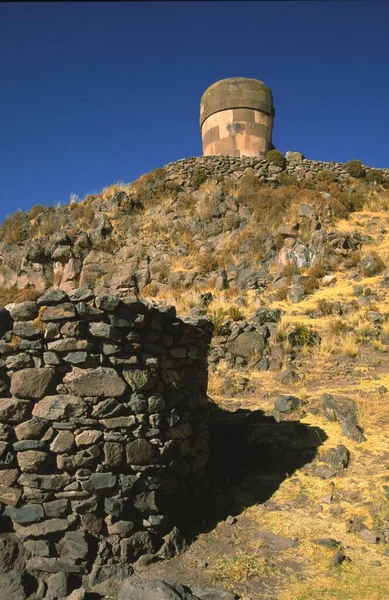 ペルー シルスタニーの墓タワー 梅雨湖 南アメリカ — ストック写真