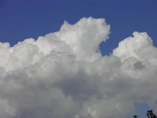 Λευκά Σύννεφα Μπλε Ουρανό Στο Παρασκήνιο — Φωτογραφία Αρχείου