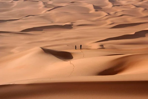 Two Lonely Hikers Make Tracks Desert Sand Sand Dunes Ubari — Stock Photo, Image