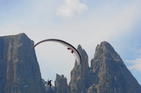 Sandnerspitze Met Schlern Paragliders Lucht Santnerspitze Santnerspitze — Stockfoto