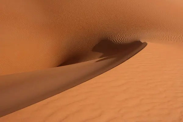 風はウバリ リビア アフリカの砂丘の砂漠の砂の砂のパターンを描きます — ストック写真