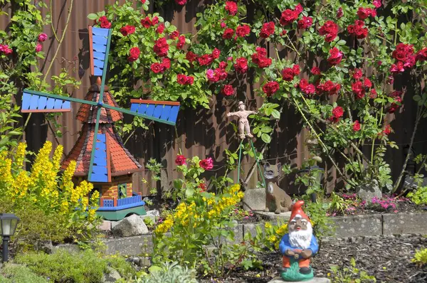 Zahradní Dům Lezeckými Růžemi — Stock fotografie