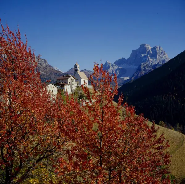 モンテペルモの背後にあるコールサンタ ルシアの秋 トレンティーノ ドロミテ イタリア ヨーロッパ — ストック写真