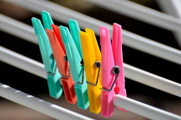 Färgglada Plastklädnypor — Stockfoto