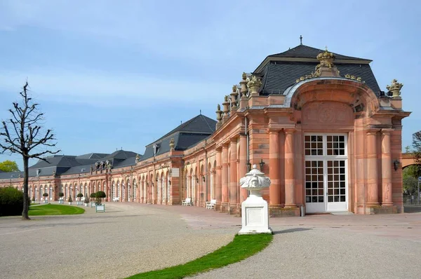 Pałac Schwetzingen Wiosną Ogrodzie Pałacowym — Zdjęcie stockowe