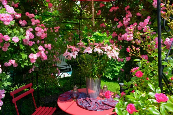 Розы Павильоне Букетом Лилий Декоративный Сад — стоковое фото