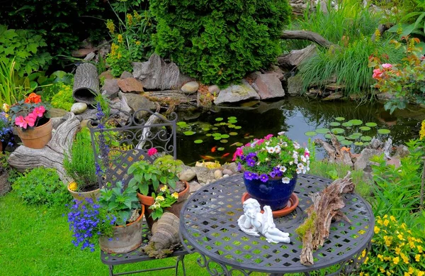 Jardín Ornamental Estanque Jardín Con Peces Colores — Foto de Stock