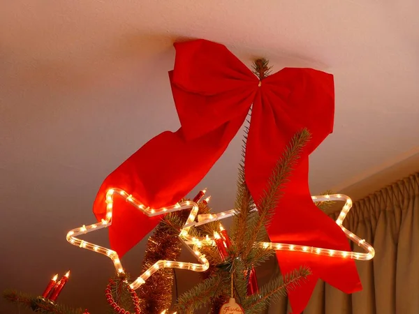 Χριστουγεννιάτικη Διακόσμηση Κορυφή Χριστουγεννιάτικου Δέντρου Φωτισμένο Αστέρι — Φωτογραφία Αρχείου