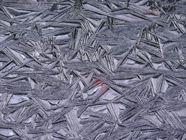 庭の池 氷のパターン 氷の形成 氷の構造の氷の結晶 — ストック写真