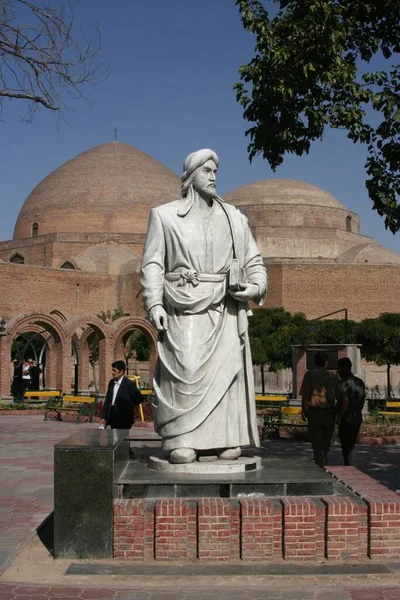伊朗Tabriz蓝色清真寺前的诗人Khaqani雕像 — 图库照片