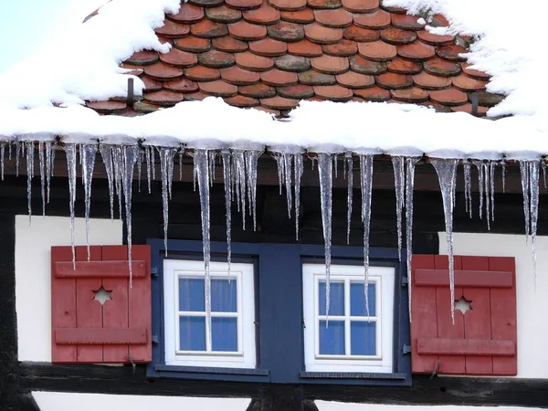 Ziegeldach Mit Fensterschnee Und Eiszapfen Dächer Mit Schnee Klosterhof Und — Stockfoto